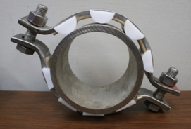 Ptp pipe clamp with vibration pads